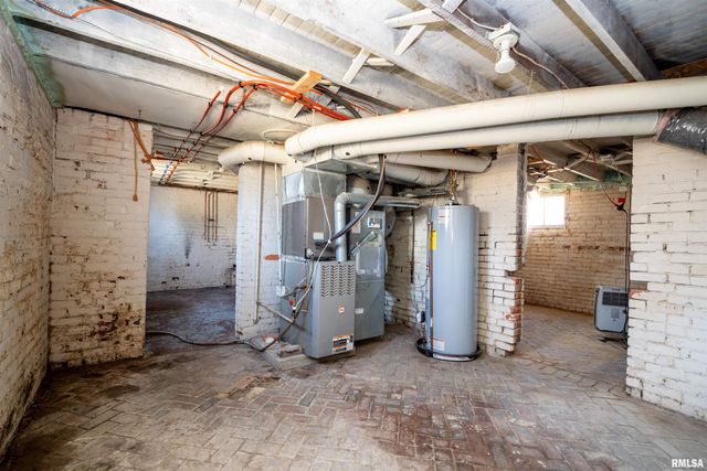 927 W LOUCKS Avenue, Peoria, IL 61604