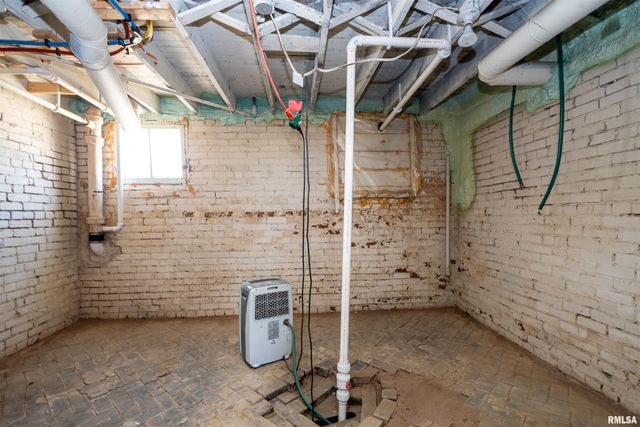 927 W LOUCKS Avenue, Peoria, IL 61604