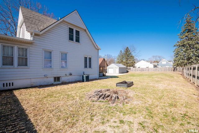 927 W LOUCKS Avenue, Peoria, IL 61604