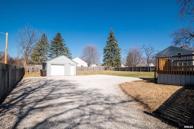 927 W LOUCKS Avenue, Peoria, IL 61604