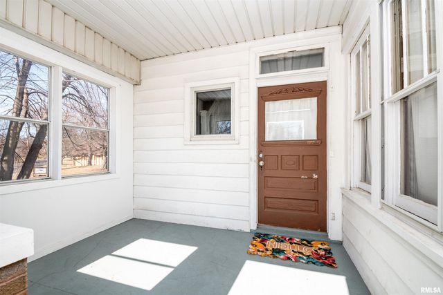 927 W LOUCKS Avenue, Peoria, IL 61604