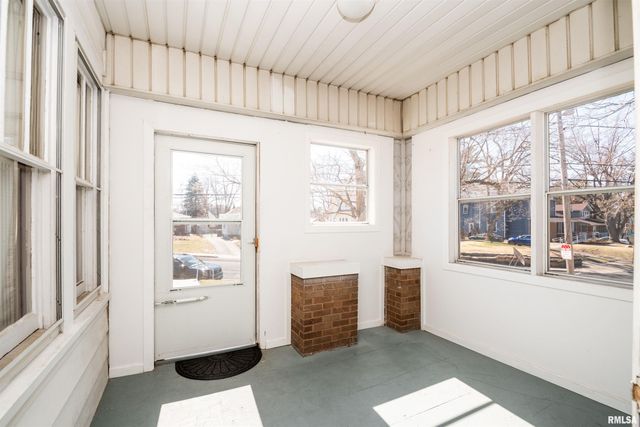 927 W LOUCKS Avenue, Peoria, IL 61604