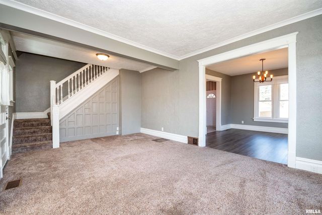 927 W LOUCKS Avenue, Peoria, IL 61604