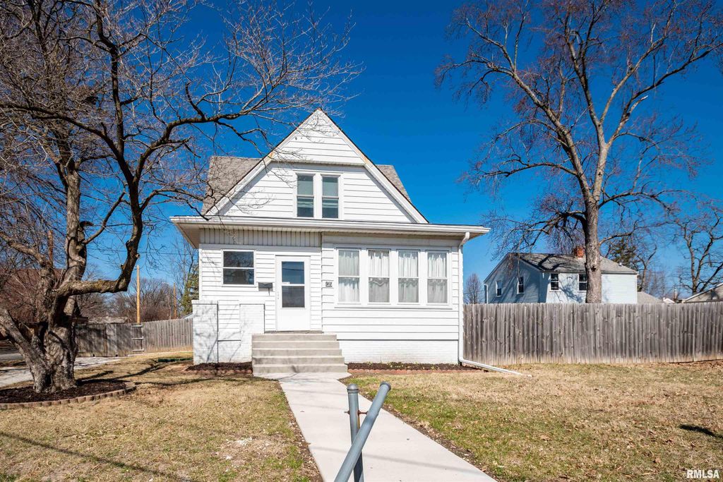 927 W LOUCKS Avenue, Peoria, IL 61604