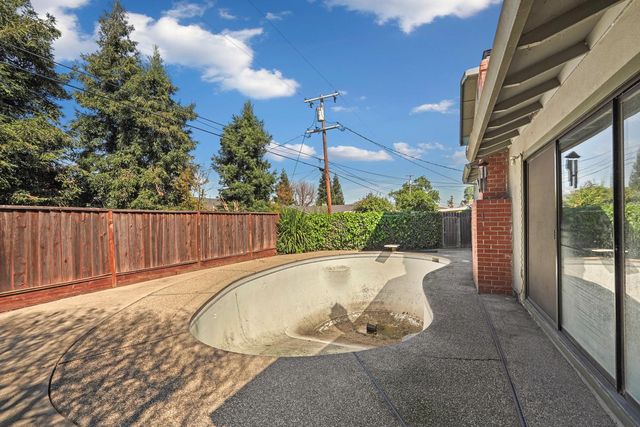 325 Lancaster Dr, Stockton, CA 95207