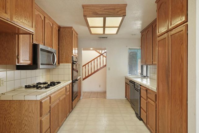 325 Lancaster Dr, Stockton, CA 95207