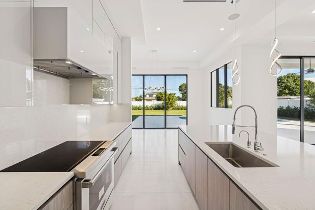 261 NW 8th Street, Boca Raton, FL 33432