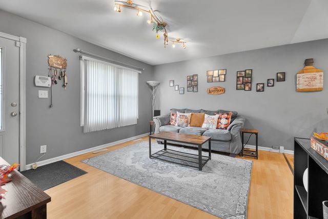 302 S Oltendorf Road, Streamwood, IL 60107