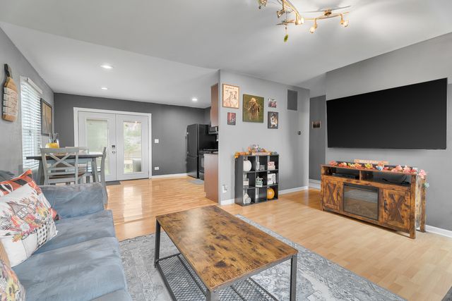 302 S Oltendorf Road, Streamwood, IL 60107