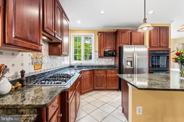 8206 GREENTREE MANOR LN, Fairfax Station, VA 22039