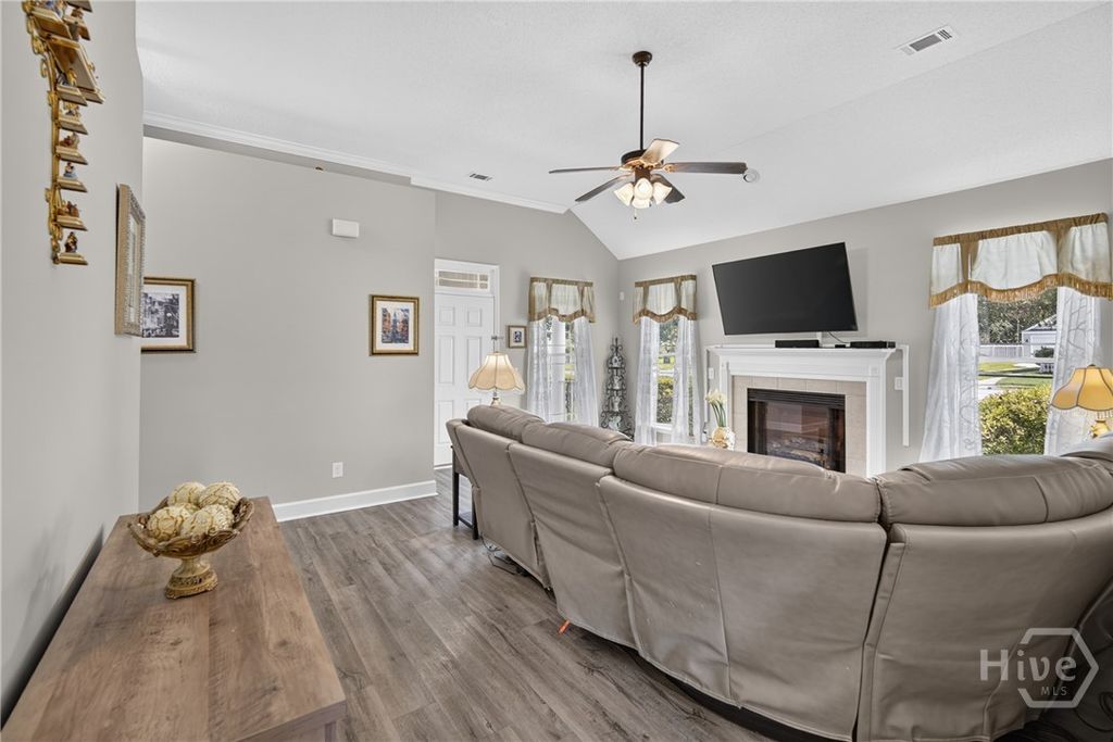 Image 9 of property listing at Address unavailable.