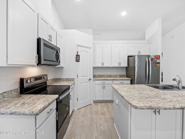 566 Forrest Hills Street SW, Palm Bay, FL 32908