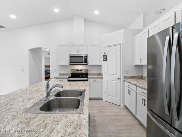 566 Forrest Hills Street SW, Palm Bay, FL 32908
