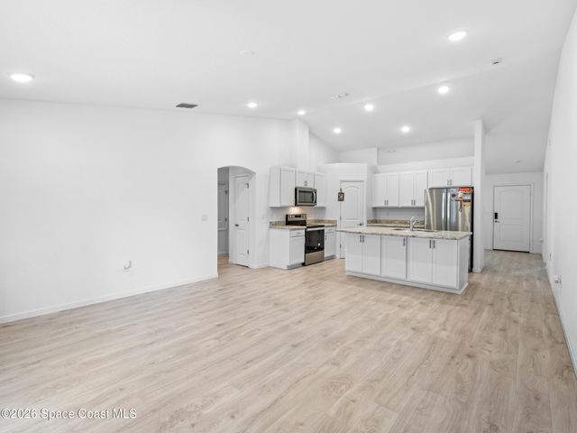 566 Forrest Hills Street SW, Palm Bay, FL 32908