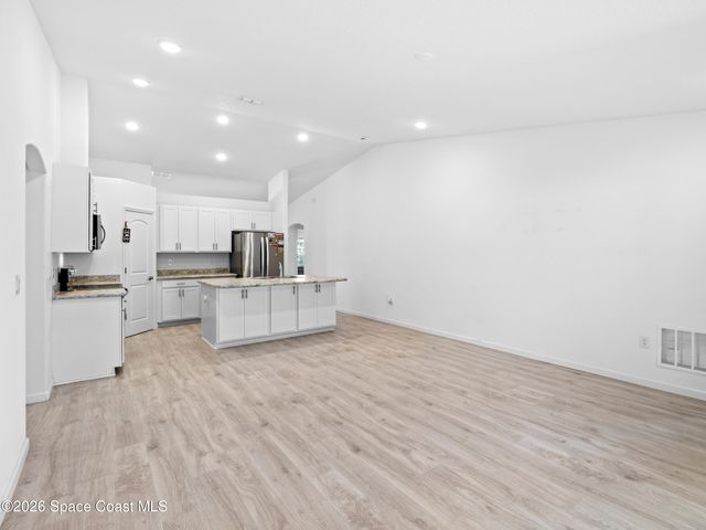566 Forrest Hills Street SW, Palm Bay, FL 32908