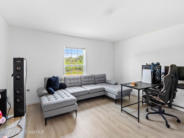 566 Forrest Hills Street SW, Palm Bay, FL 32908