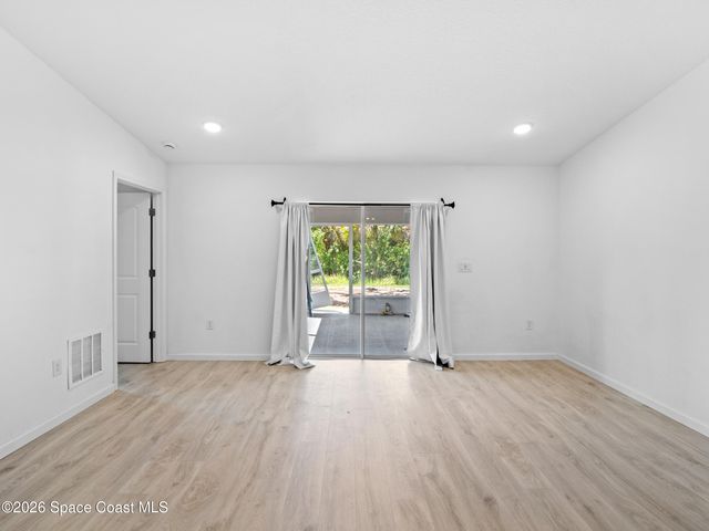 566 Forrest Hills Street SW, Palm Bay, FL 32908