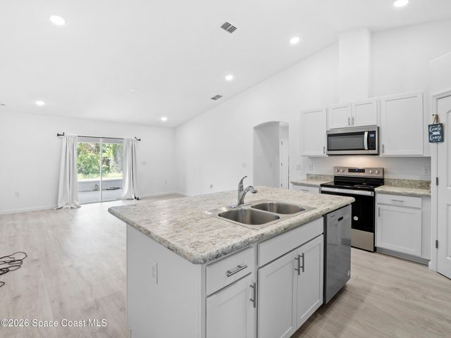 566 Forrest Hills Street SW, Palm Bay, FL 32908