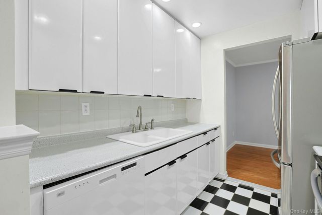 555 Central Park Avenue 125, Scarsdale, NY 10583