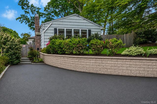 10 Minetta Court, Huntington, NY 11743
