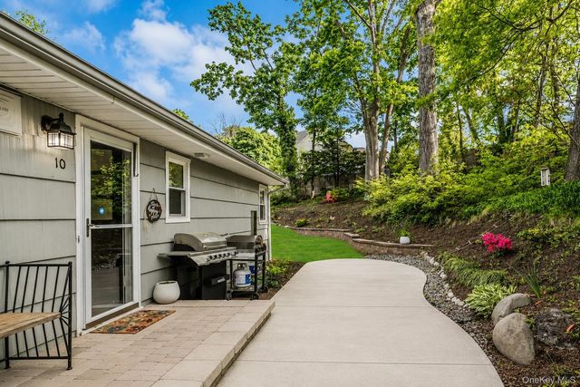 10 Minetta Court, Huntington, NY 11743