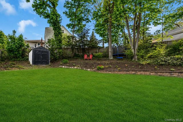 10 Minetta Court, Huntington, NY 11743