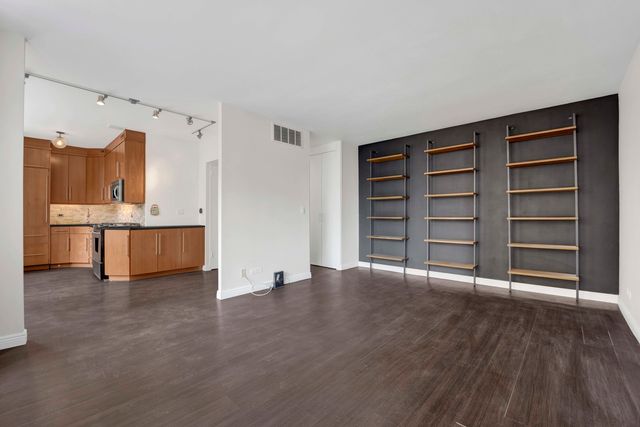 3200 N Lake Shore Drive 909, Chicago, IL 60657