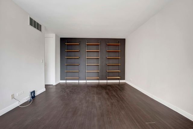 3200 N Lake Shore Drive 909, Chicago, IL 60657