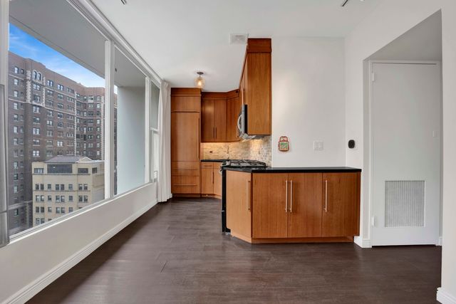 3200 N Lake Shore Drive 909, Chicago, IL 60657