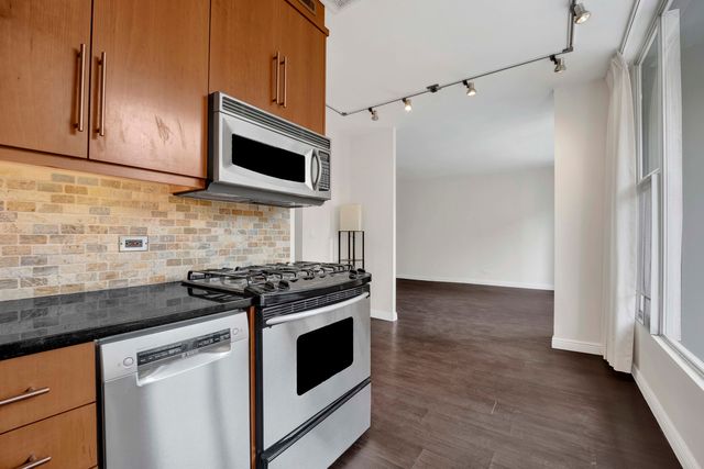 3200 N Lake Shore Drive 909, Chicago, IL 60657