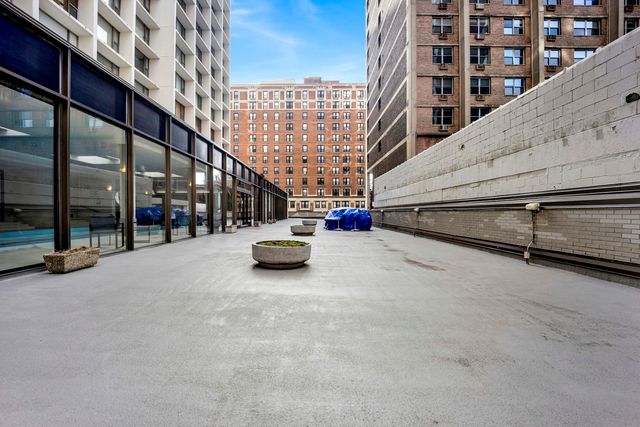 3200 N Lake Shore Drive 909, Chicago, IL 60657