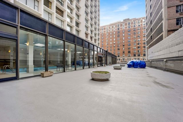 3200 N Lake Shore Drive 909, Chicago, IL 60657