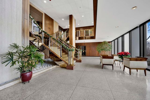 3200 N Lake Shore Drive 909, Chicago, IL 60657