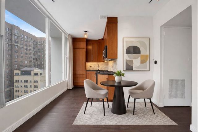 3200 N Lake Shore Drive 909, Chicago, IL 60657