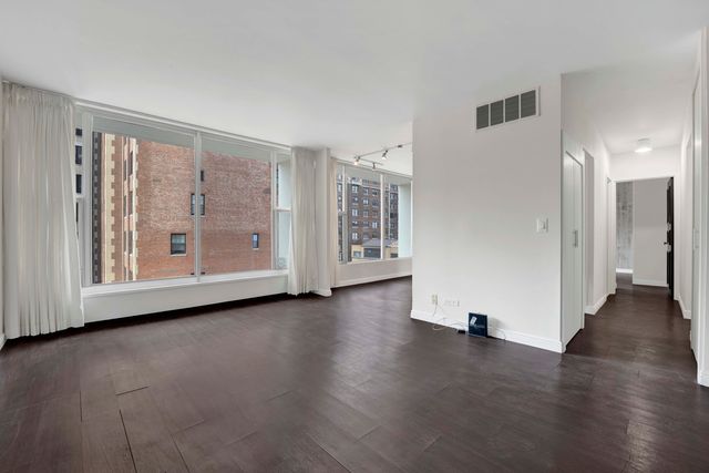 3200 N Lake Shore Drive 909, Chicago, IL 60657