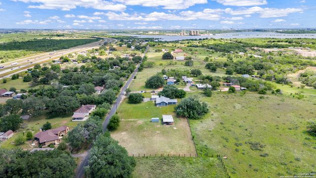 18950 SOUTHTON RD, Elmendorf, TX 78112