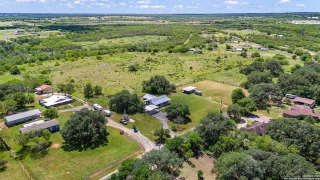 18950 SOUTHTON RD, Elmendorf, TX 78112