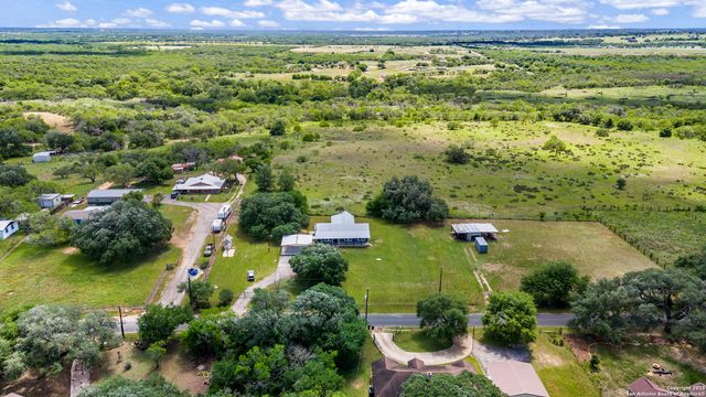 18950 SOUTHTON RD, Elmendorf, TX 78112