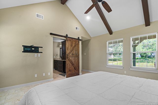 18950 SOUTHTON RD, Elmendorf, TX 78112
