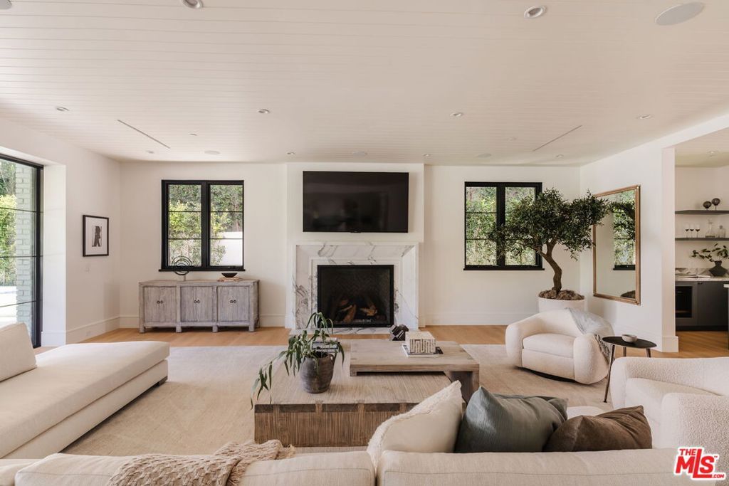 Image 12 of property listing at 13164 Boca De Canon Lane, Los Angeles, CA 90049