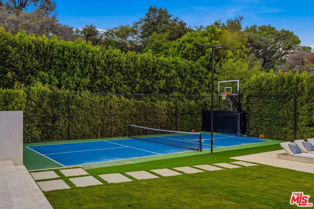 Image 32 of property listing at 13164 Boca De Canon Lane, Los Angeles, CA 90049