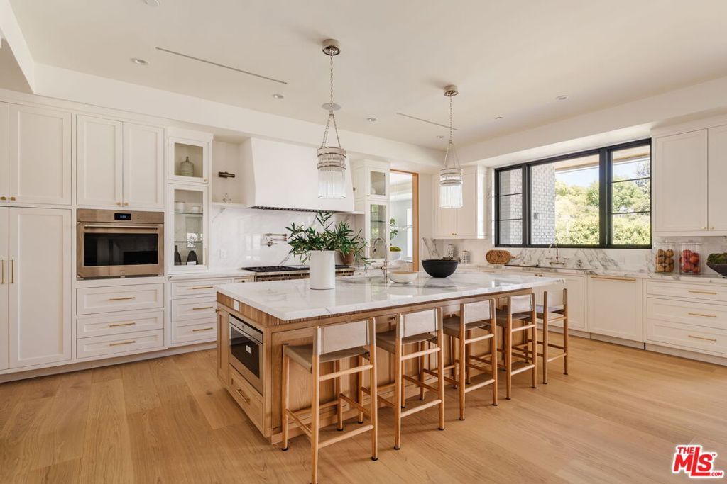 Image 6 of property listing at 13164 Boca De Canon Lane, Los Angeles, CA 90049