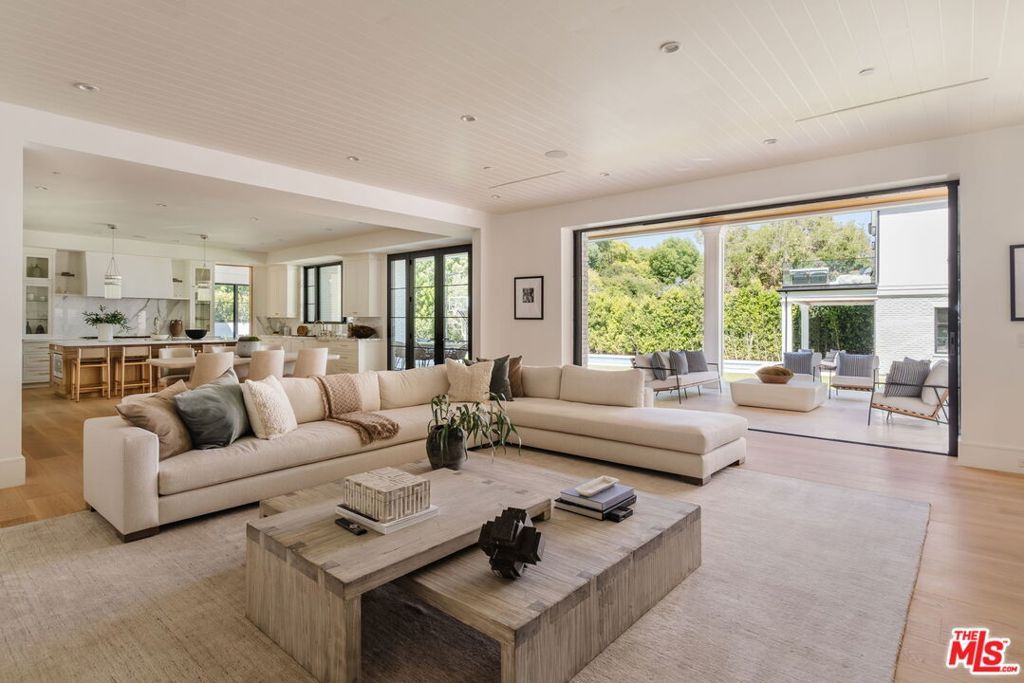 Image 8 of property listing at 13164 Boca De Canon Lane, Los Angeles, CA 90049