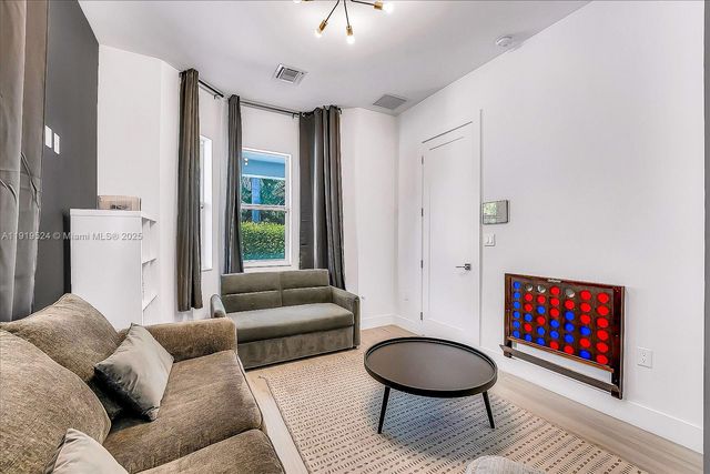 1522 NE 17th Way, Fort Lauderdale, FL 33304