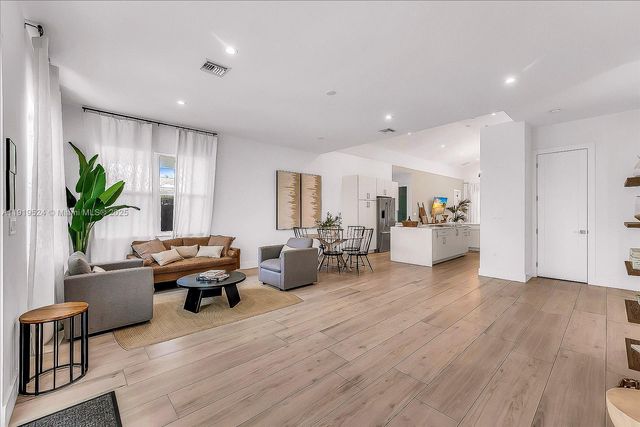 1522 NE 17th Way, Fort Lauderdale, FL 33304