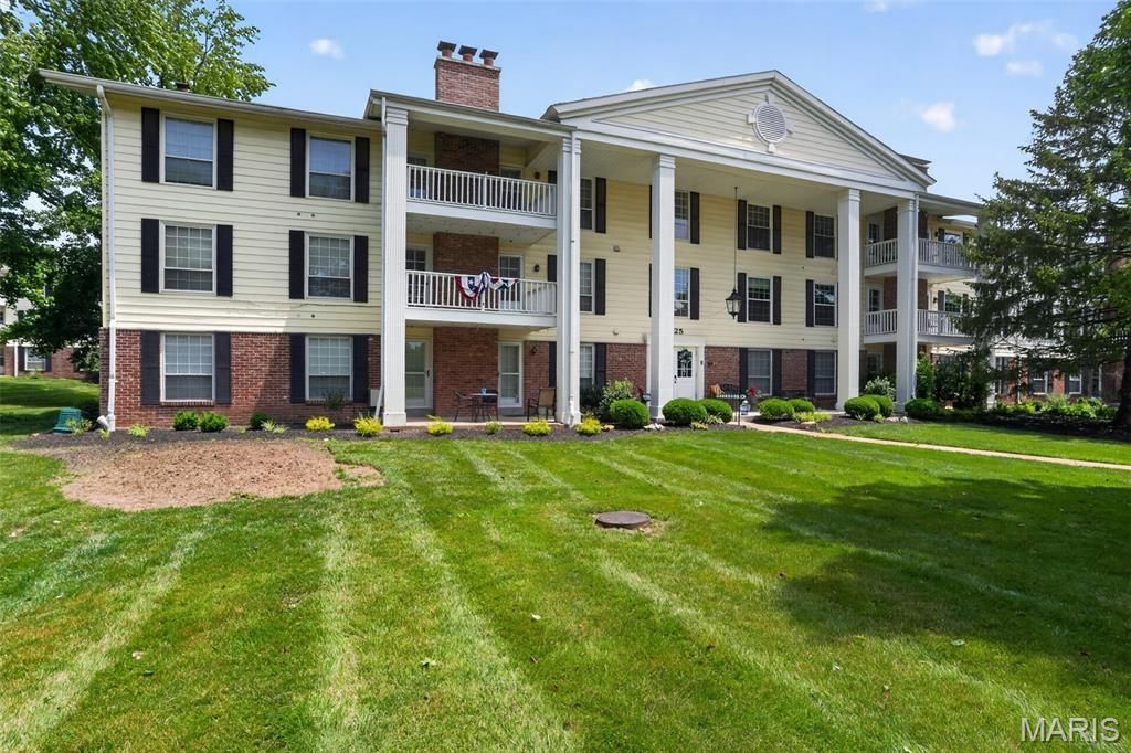 1525 Hampton Hall Drive 12, Chesterfield, MO 63017
