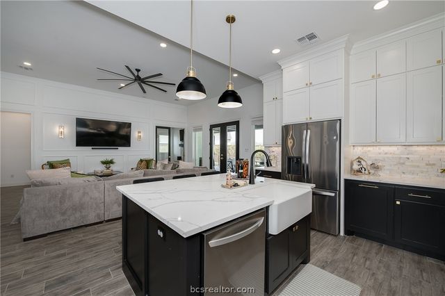 2205 Joe Will Drive, College Station, TX 77845