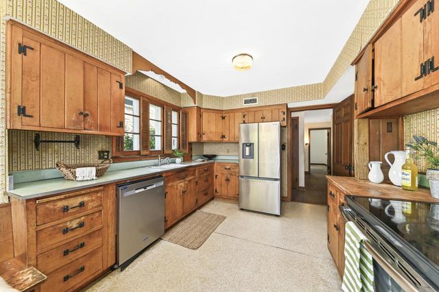 8022 Jackson Park BOULEVARD, Wauwatosa, WI 53213