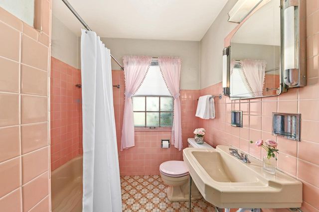 8022 Jackson Park BOULEVARD, Wauwatosa, WI 53213