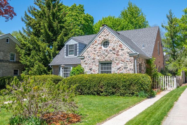 8022 Jackson Park BOULEVARD, Wauwatosa, WI 53213